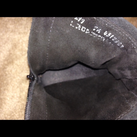 Minnetonka Fringe Boot Black 7 1/2. - Picture 3 of 4